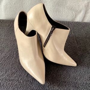 5th Avenue Beige Ankle Boots